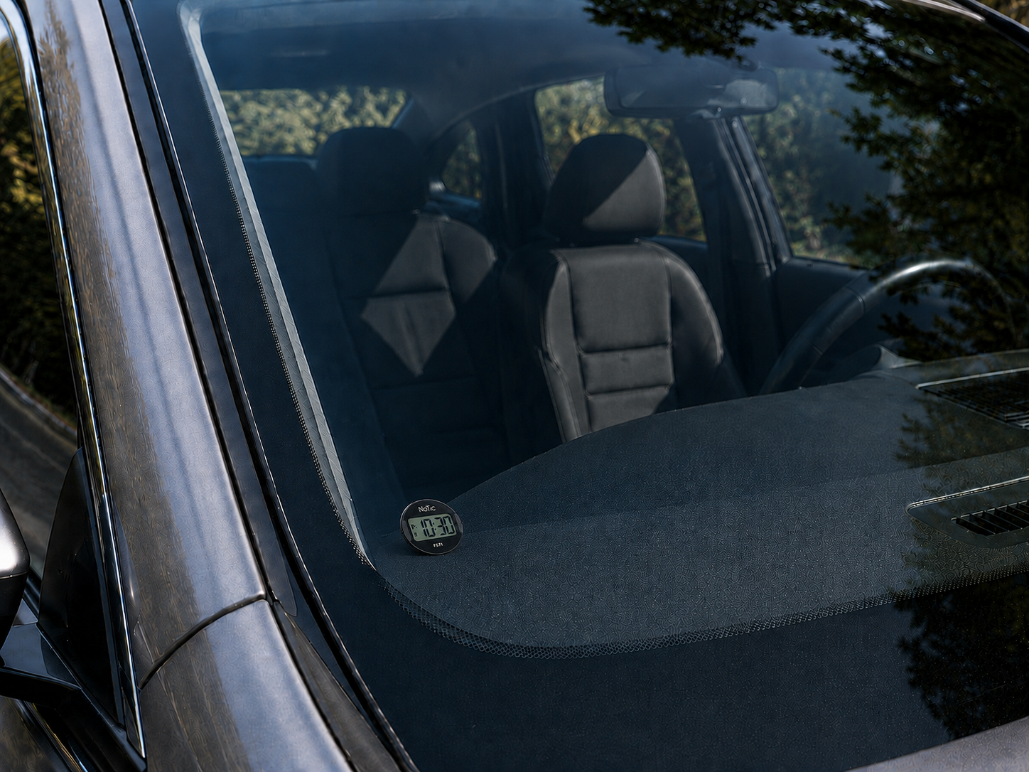 NoTic elektronisk parkeringsskive monteret i bilens forrude